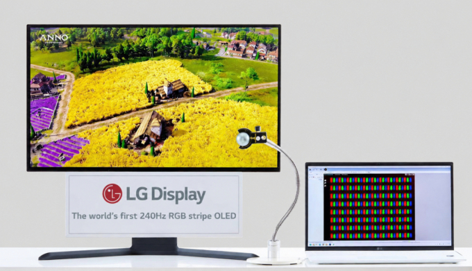 LG디스플레이의 ‘240Hz RGB 스트라이프 OLED’ 패널을 카메라로 확대해 촬영한 모습. 패널 내 RGB 픽셀이 스트라이프 구조로 배치됐다./사진제공=LG디스플레이