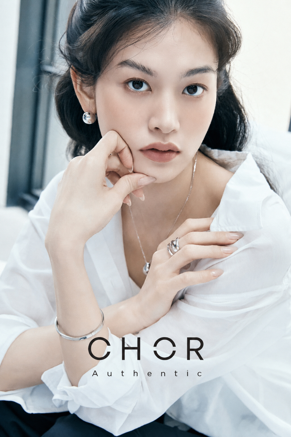 GS샵이 자체 패션 브랜드 ‘코어 어센틱(CHOR AUTHENTIC)’을 주얼리까지 확장했다. 모델이 제품을 착장한 모습. /사진제공=GS샵
