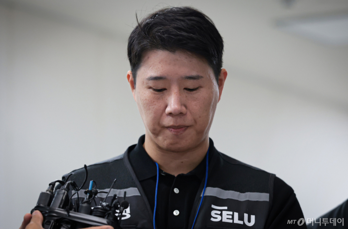 (세종=뉴스1) 김기남 기자 = 최승호 삼성그룹 초기업노동조합 삼성전자지부 위원장이 총파업 예고시점을 하루 앞둔 20일 정부세종청사 중앙노동위원회에서 노사협상 결렬에 따른 총파업 강행 입장을 밝히고 있다. (공동취재) 2026.5.20/뉴스1 Copyright © 뉴스1. All rights reserved. 무단 전재 및 재배포, AI학습 이용 금지. /사진=(세종=뉴스1) 김기남 기자