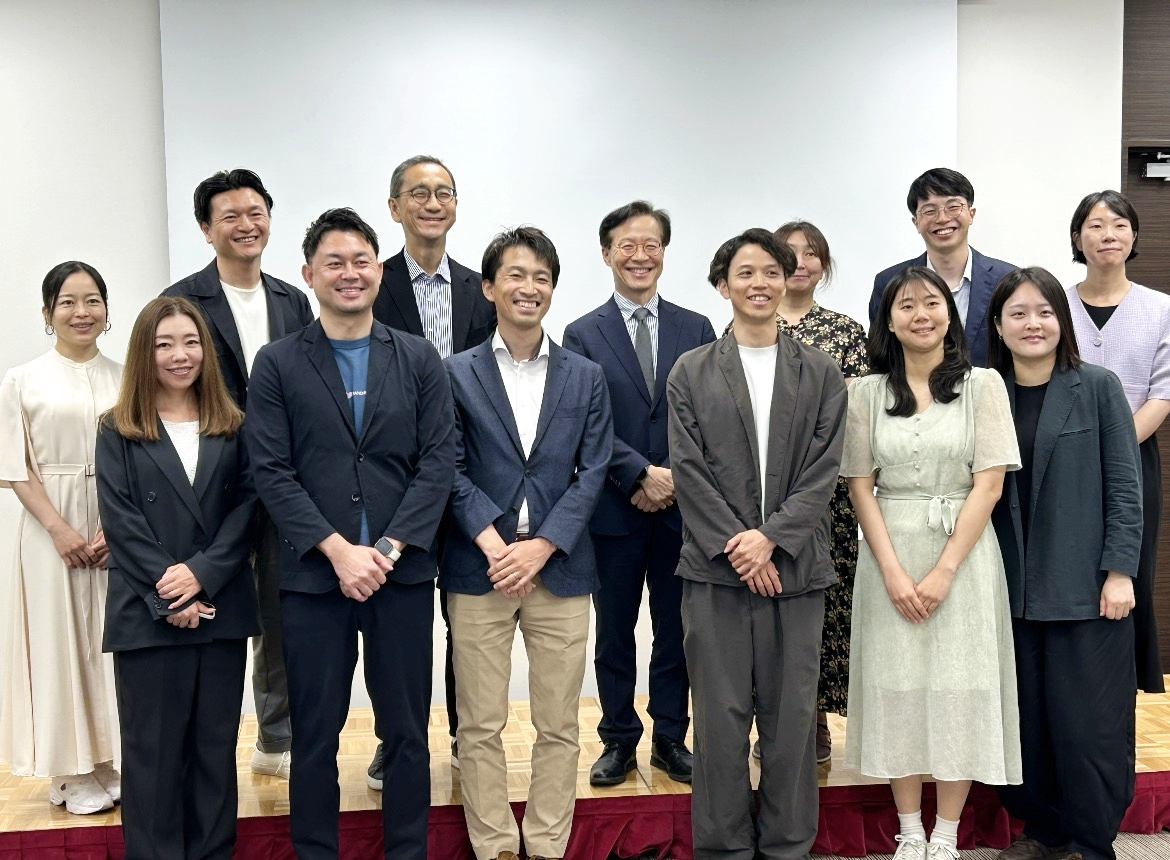사회적가치연구원(CSES)과 일본펀드레이징협회(JFRA), 사업 참여기관 관계자들이 27일 일본 도쿄 AP 도쿄 마루노우치에서 열린 ‘Outcome Fund for IMM(성과 기반 기금)’ 성과공유회를 마친 뒤 기념촬영을 하고 있다./사진제공=사회적가치연구원