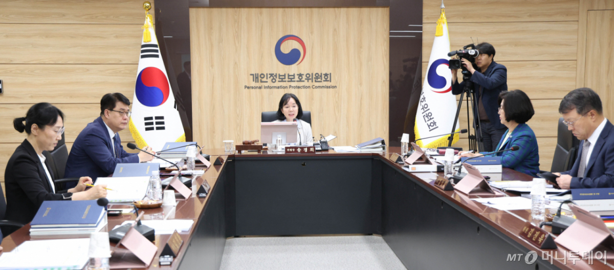 송경희 개인정보보호위원회 위원장이 27일 오후 서울 종로구 정부서울청사에서 제10회 위원회 전체회의를 주재하고 있다/사진=뉴시스 /사진=조수정