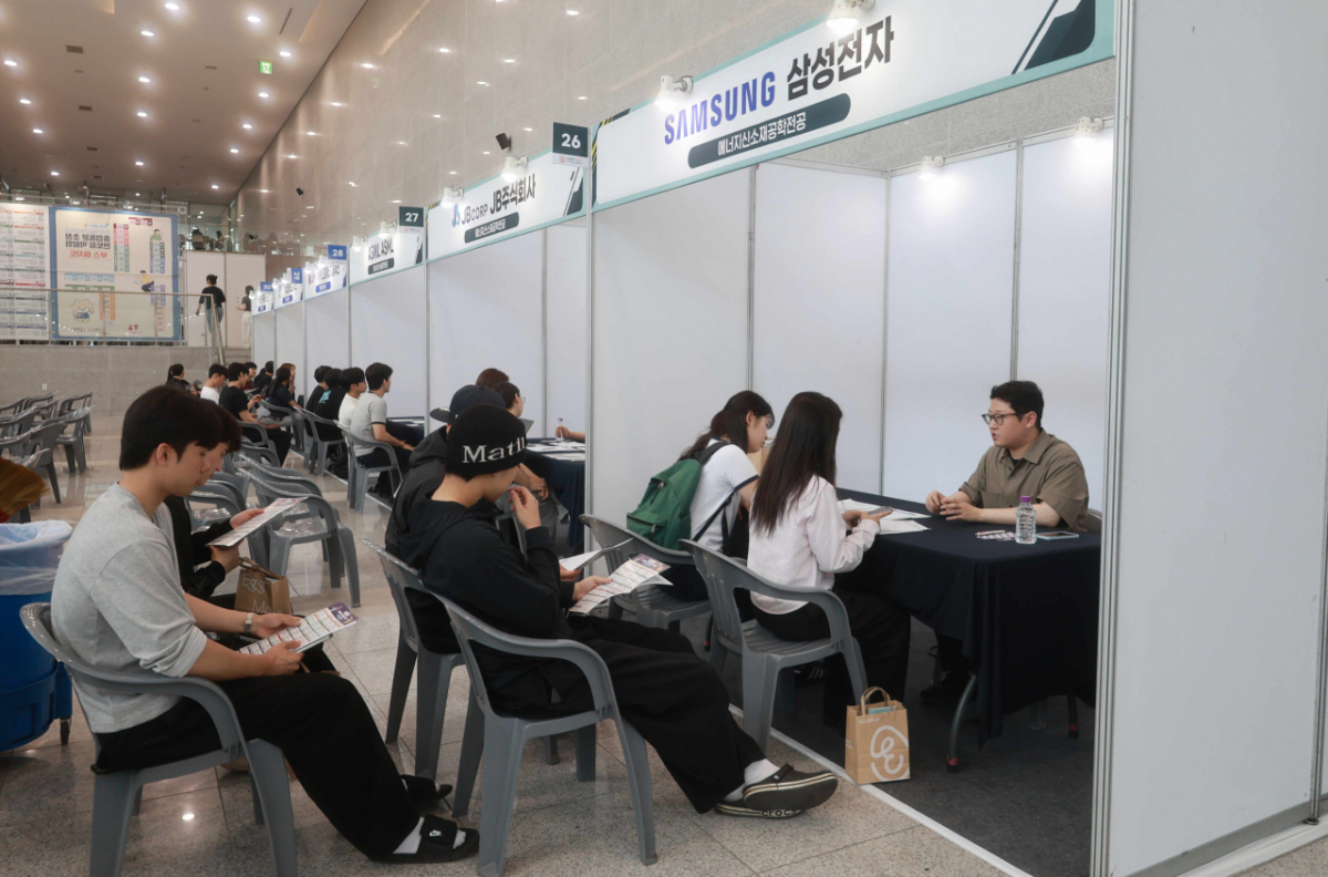 '2026 상반기 졸업동문 초청 멘토링 박람회'가 열린 한기대 담헌실학관 로비 전경./사진제공=한기대