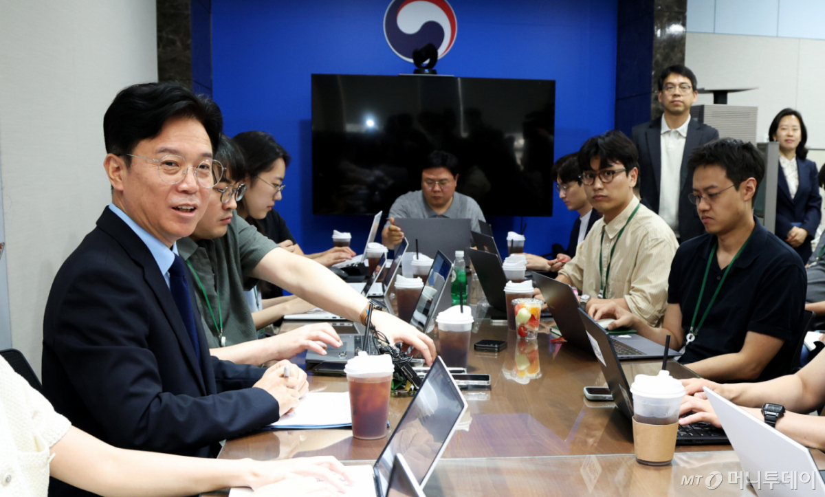 (세종=뉴스1) 김기남 기자 = 김영훈 고용노동부 장관이 27일 세종시 정부세종청사 고용노동부 기자실에서 열린 출입기자단 차담회에서 발언하고 있다. 2026.5.27/뉴스1 Copyright © 뉴스1. All rights reserved. 무단 전재 및 재배포, AI학습 이용 금지. /사진=(세종=뉴스1) 김기남 기자