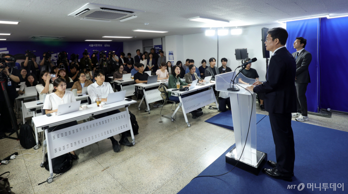[서울=뉴시스] 홍효식 기자 = 정원오 더불어민주당 서울시장 후보가 28일 오전 서울 중구 선거 캠프 사무실에서 안전 문제 관련 기자간담회를 하고 있다. 2026.05.28. yesphoto@newsis.com /사진=홍효식