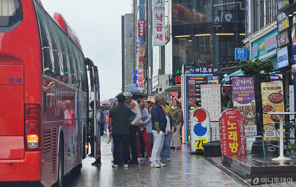 27일 부산 해운대에서 관광을 즐긴 외국인 관광객들이 버스에 탑승하는 모습. / 사진 = 오진영 기자