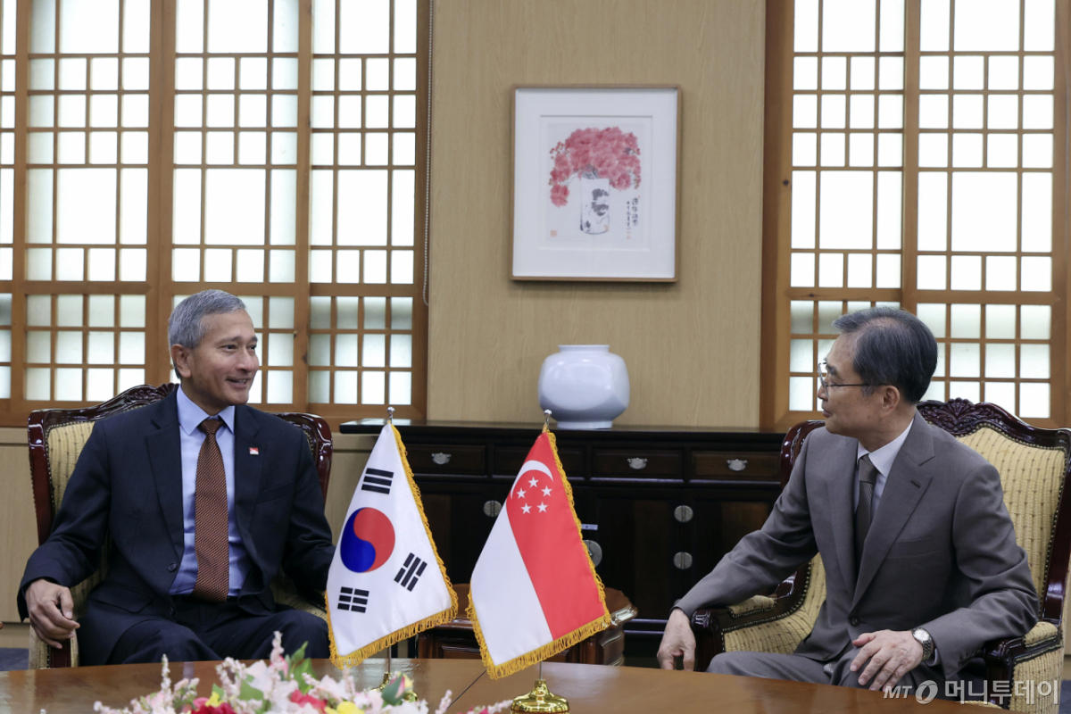 (서울=뉴스1) 박정호 기자 = 조현 외교부 장관이 28일 오전 서울시 종로구 사직로 정부서울청사 별관 외교부에서 비비안 발라크리쉬난 싱가포르 외교장관과 한-싱가포르 외교장관 회담을 하고 있다. 비비안 발라크리쉬난 싱가포르 외교장관은 이틀전 북한 평양에서 최선희 외무상과 회담을 가졌다. 2026.5.28/뉴스1 Copyright © 뉴스1. All rights reserved. 무단 전재 및 재배포, AI학습 이용 금지.