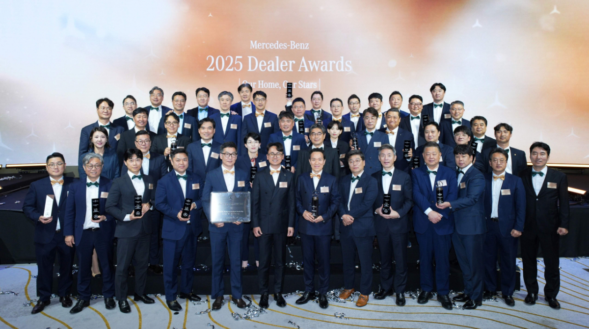 지난 20일 서울 중구 웨스틴 조선 서울에서 열린 메르세데스-벤츠 코리아 '2025 딜러 어워드'에서 기념사진을 촬영하고 있는 모습/사진= 한성자동차 제공