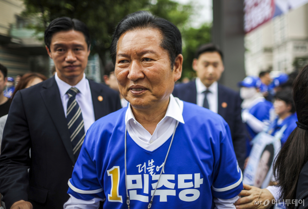 [서울=뉴시스] 정병혁 기자 = 문종철 더불어민주당 광진구청장 후보의 지원유세에 나선 정청래 더불어민주당 총괄상임선거대책위원장이 28일 서울 광진구 롯데백화점 건대스타시티점 앞에서 시민들과 인사를 나누고 있다. 2026.05.28. jhope@newsis.com /사진=정병혁