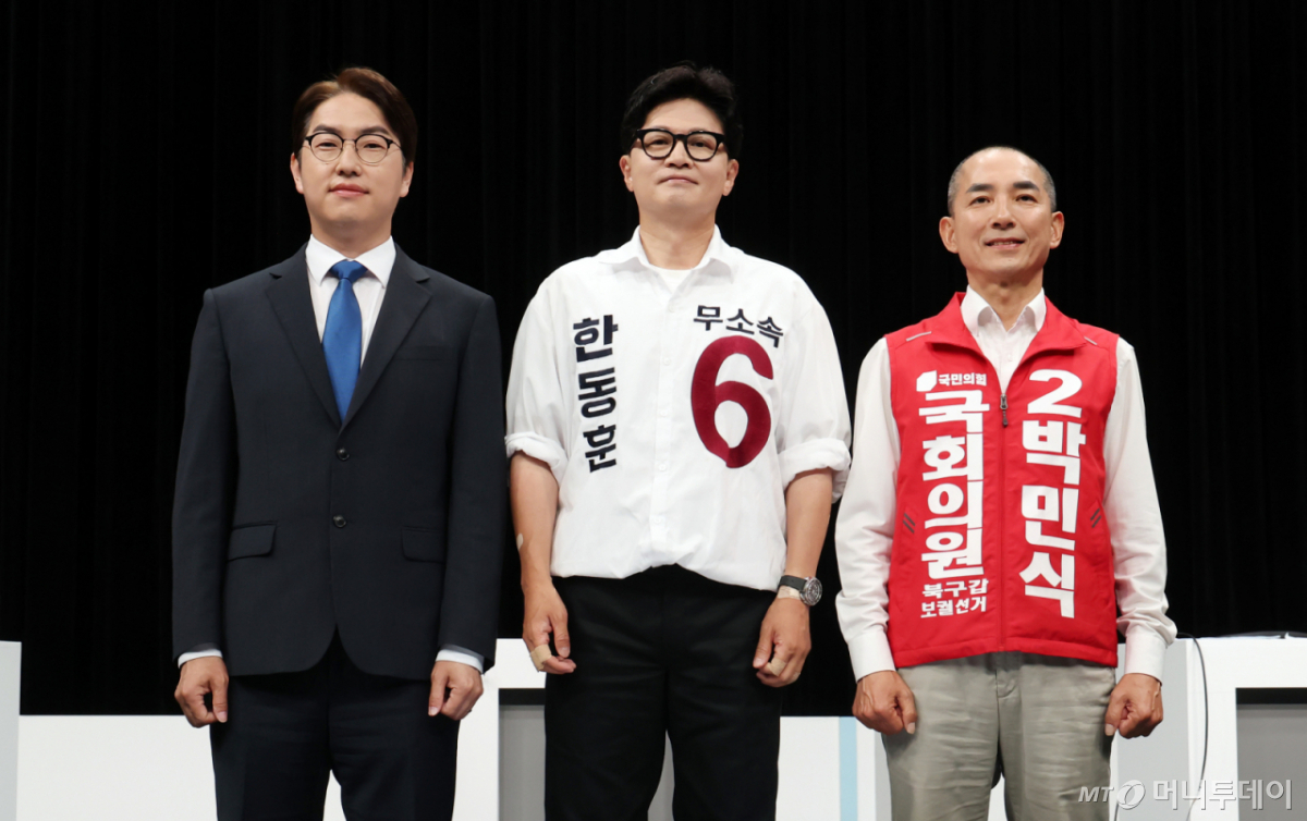 [부산=뉴시스] 하경민 기자 = 부산 북구갑 국회의원 보궐선거 후보자 토론회가 열린 28일 부산 동구 부산MBC에서 하정우(왼쪽부터) 더불어민주당 후보, 한동훈 무소속 후보, 박민식 국민의힘 후보가 본격적인 토론에 포즈를 취하고 있다. 2026.05.28. yulnetphoto@newsis.com /사진=하경민