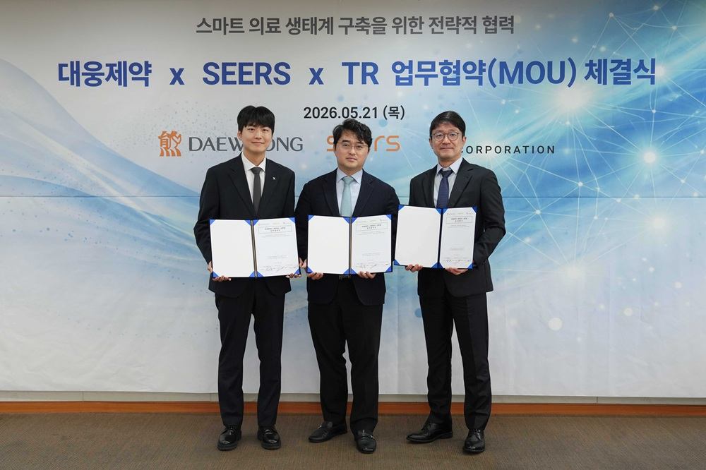 (사진 왼쪽부터)김병수 티알 대표, 이창재 대웅제약 대표, 이영신 씨어스 대표가 지난 21일 서울 강남구 대웅제약 본사에서 업무협약을 체결하고 기념 촬영하고 있다./사진=대웅제약
