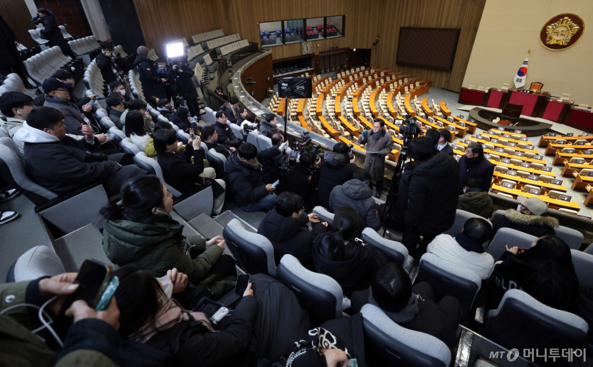 (서울=뉴스1) 국회사진기자단 = 우원식 국회의장이 3일 서울 여의도 국회에서 열린 '비상계엄 해제 1주년 기억행사' 다크투어에서 도슨트로 참여해 시민들과 함께 계엄 해제 표결을 이뤄낸 본회의장을 돌아보며 당시 상황을 설명하고 있다. 2025.12.3/뉴스1 Copyright © 뉴스1. All rights reserved. 무단 전재 및 재배포, AI학습 이용 금지. /사진=(서울=뉴스1) 국회사진기자단