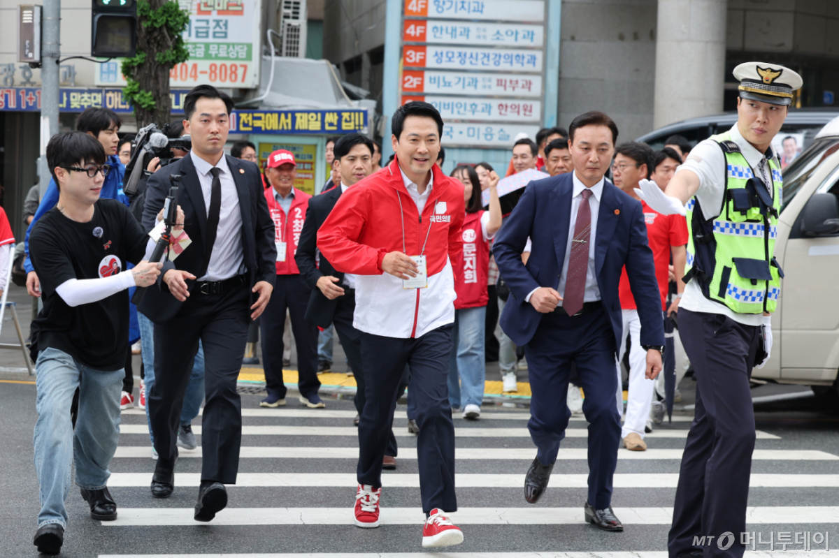 (논산=뉴스1) 신웅수 기자 = 장동혁 국민의힘 대표가 28일 충남 논산시 화지중앙시장을 찾아 시민들과 인사를 나누기 위해 횡단보도를 뛰어서 건너고 있다. 2026.5.28/뉴스1  Copyright © 뉴스1. All rights reserved. 무단 전재 및 재배포,  AI학습 이용 금지. /사진=(논산=뉴스1) 신웅수 기자