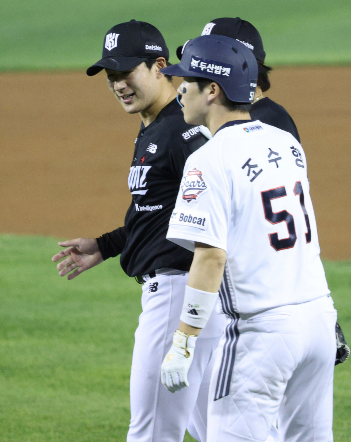 2026 신한 SOL KBO리그 두산 베어스 대 KT 위즈 경기가 27일 서울 잠실야구장에서 열렸다.  KT 스기모토가 6회말 무사에서 조수행의 내야 안타를 수비하다 부상을 입고 교체되고 있다. /사진=김진경 대기자