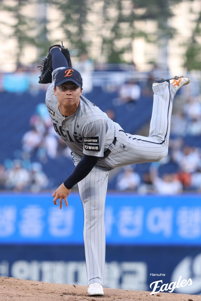 한화 이글스 아시아쿼터 투수 왕옌청이 28일 NC 다이노스전에 선발 등판해 투구를 펼치고 있다. /사진=한화 이글스 제공