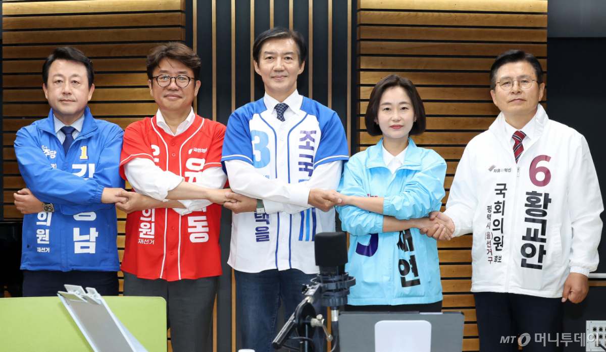 (서울=뉴스1) = 경기 평택을에 출마하는 국회의원 후보자들이 27일 서울 양천구 목동 CBS에서 열린 박재홍의 한판승부 평택을 후보자 초청 토론회에서 기념 촬영을 하고 있다. 왼쪽부터 더불어민주당 김용남, 국민의힘 유의동, 조국혁신당 조국, 진보당 김재연, 자유와혁신 황교안 후보. (노컷뉴스 제공. 재판매 및 DB 금지) 2026.5.27/뉴스1 Copyright © 뉴스1. All rights reserved. 무단 전재 및 재배포, AI학습 이용 금지. /사진=(서울=뉴스1)