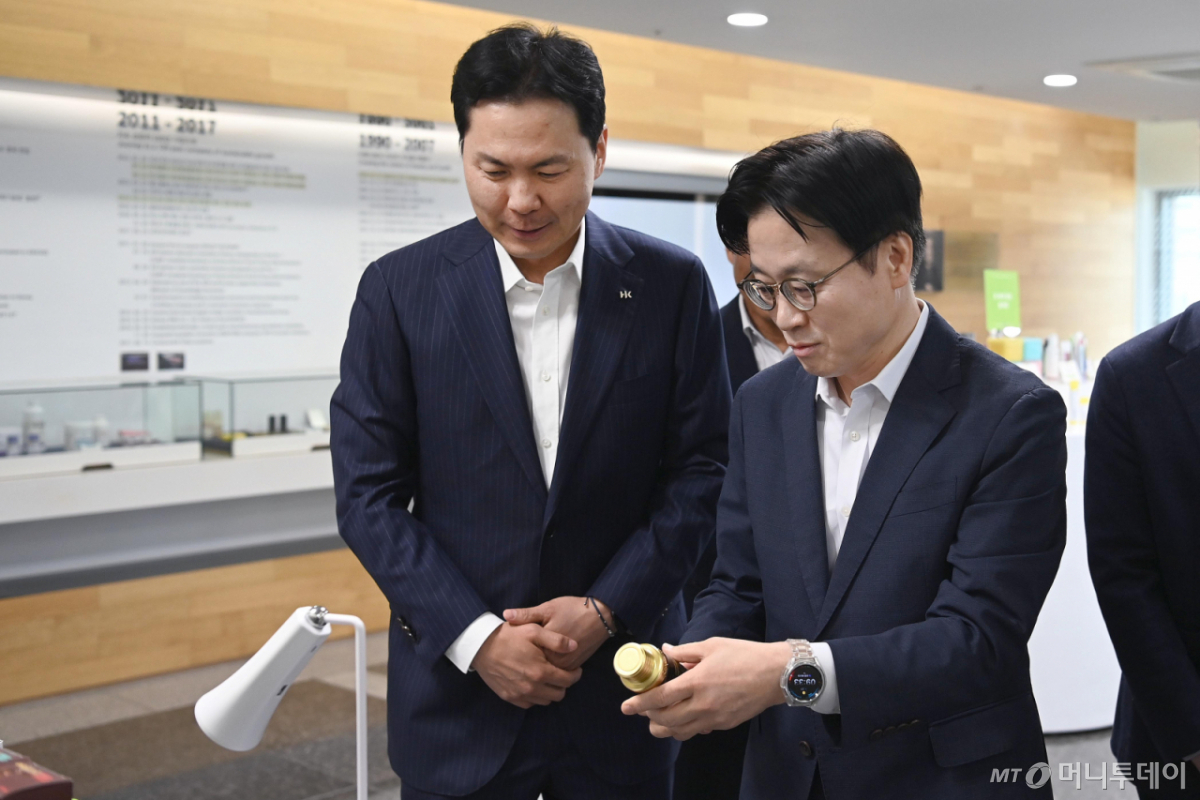 윤상현 콜마홀딩스 대표이사 부회장(사진 왼쪽)과 김정관 산업통상부 장관이 지난 4월 27일 세종시 전의면 소재 한국콜마 생산 공장 내 주요 시설을 둘러보고 유턴기업 지원정책 방향을 논의했다. /사진=뉴스1(산업통상부 제공). 2026.04.27. photo@newsis.com *재판매 및 DB 금지 /사진=