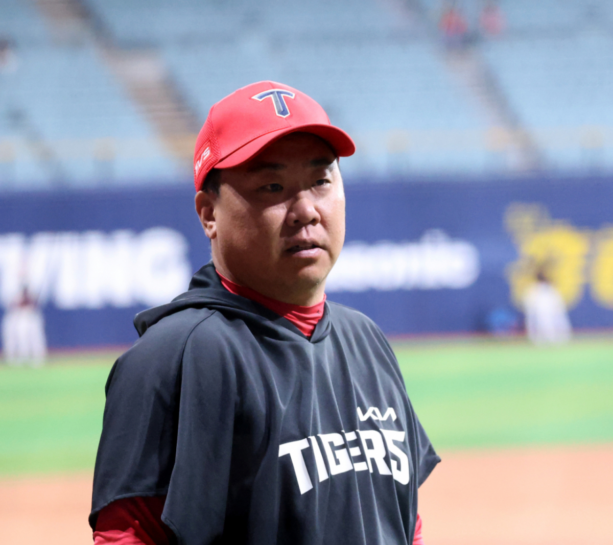 기아 이범호 감독이 27일 고척스카이돔에서 열리는 2026KBO리그 키움히어로즈와 기아타이거즈 경기를 앞두고 타격훈련을 하는 선수들을 지켜보고 있다.  2026.05.26. /사진=강영조 cameratalks@