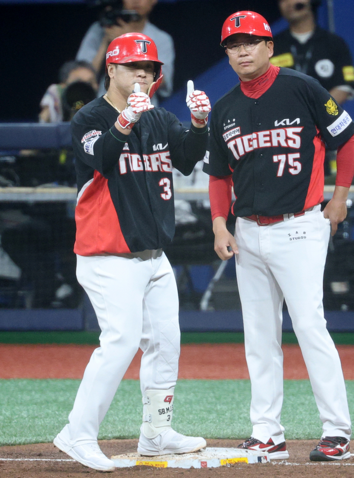 2026 신한 SOL KBO리그 키움 히어로즈 대 KIA 타이거즈 경기가 28일 서울 고척스카이돔에서 열렸다. KIA 김선빈이 5회초 2사 2루에서 1타점 적시타를 날리고 출루한 후 세리머니를 하고 있다. /사진=김진경 kim.jinkyung@