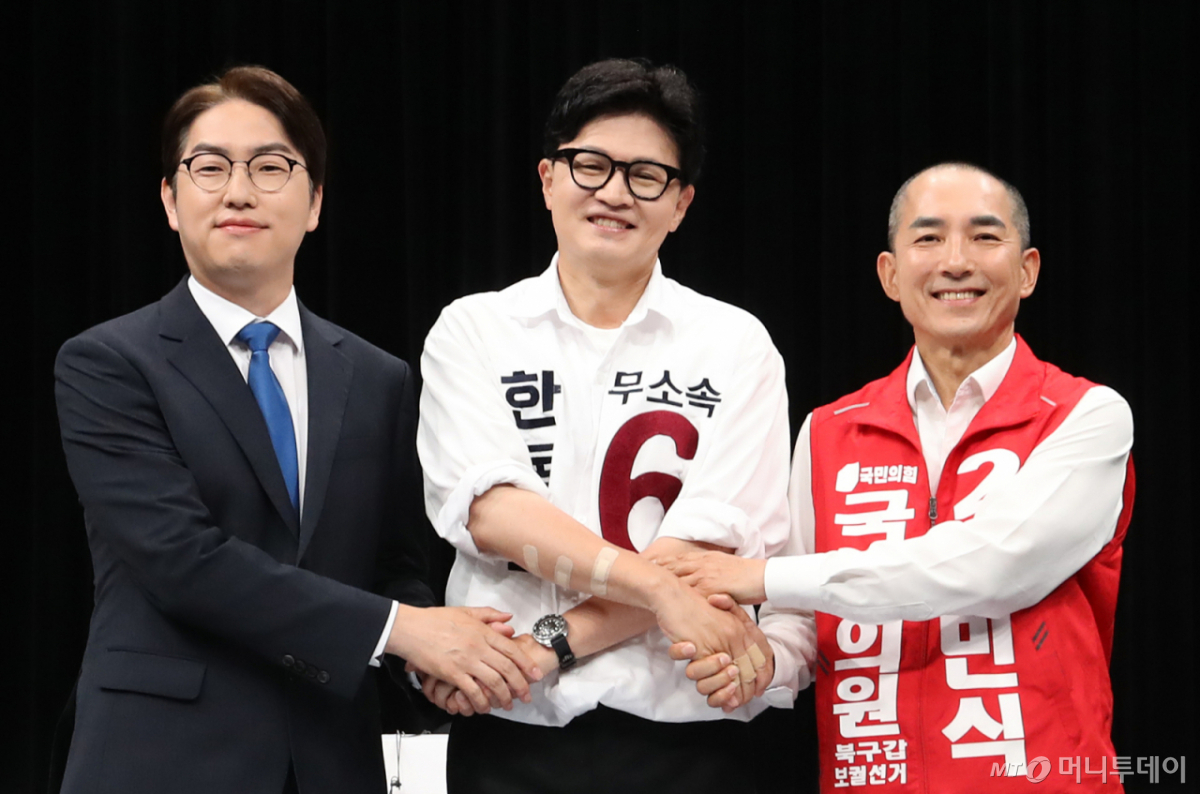 (부산=뉴스1) 윤일지 기자 = 하정우 더불어민주당 부산 북구갑 국회의원 후보(왼쪽부터), 한동훈 무소속 부산 북구갑 국회의원 후보, 박민식 국민의힘 부산 북구갑 국회의원 후보가 28일 오후 부산 동구 부산MBC에서 열린 북구갑 국회의원 보궐선거 토론회에서 앞서 기념촬영을 하고 있다. 2026.5.28/뉴스1 Copyright © 뉴스1. All rights reserved. 무단 전재 및 재배포, AI학습 이용 금지. /사진=(부산=뉴스1) 윤일지 기자
