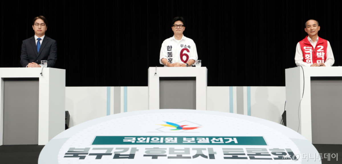 [부산=뉴시스] 하경민 기자 = 부산 북구갑 국회의원 보궐선거 후보자 토론회가 열린 28일 부산 동구 부산MBC에서 하정우(왼쪽부터) 더불어민주당 후보, 한동훈 무소속 후보, 박민식 국민의힘 후보가 토론을 준비하고 있다. 2026.05.28. yulnetphoto@newsis.com /사진=하경민