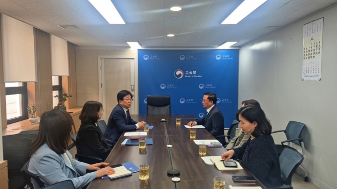 ▲김월용 국가평생교육진흥원장이 지난 4월 24일 서울 영등포구 한국교육시설안전원에서 최교진 교육부 장관과 면담을 갖고 국가평생교육진흥원의 주요 현안 추진 방안을 논의하고 있다./사진제공=국가평생교육진흥원
