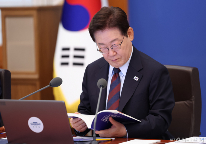 (서울=뉴스1) 허경 기자 = 이재명 대통령이 26일 청와대에서 열린 제23회 국무회의 겸 제10차 비상경제점검회의에서 정부 출범 1주년 성과자료집을 살펴보고 있다, 2026.5.26/뉴스1 Copyright (C) 뉴스1. All rights reserved. 무단 전재 및 재배포, AI학습 이용 금지. /사진=(서울=뉴스1) 허경 기자