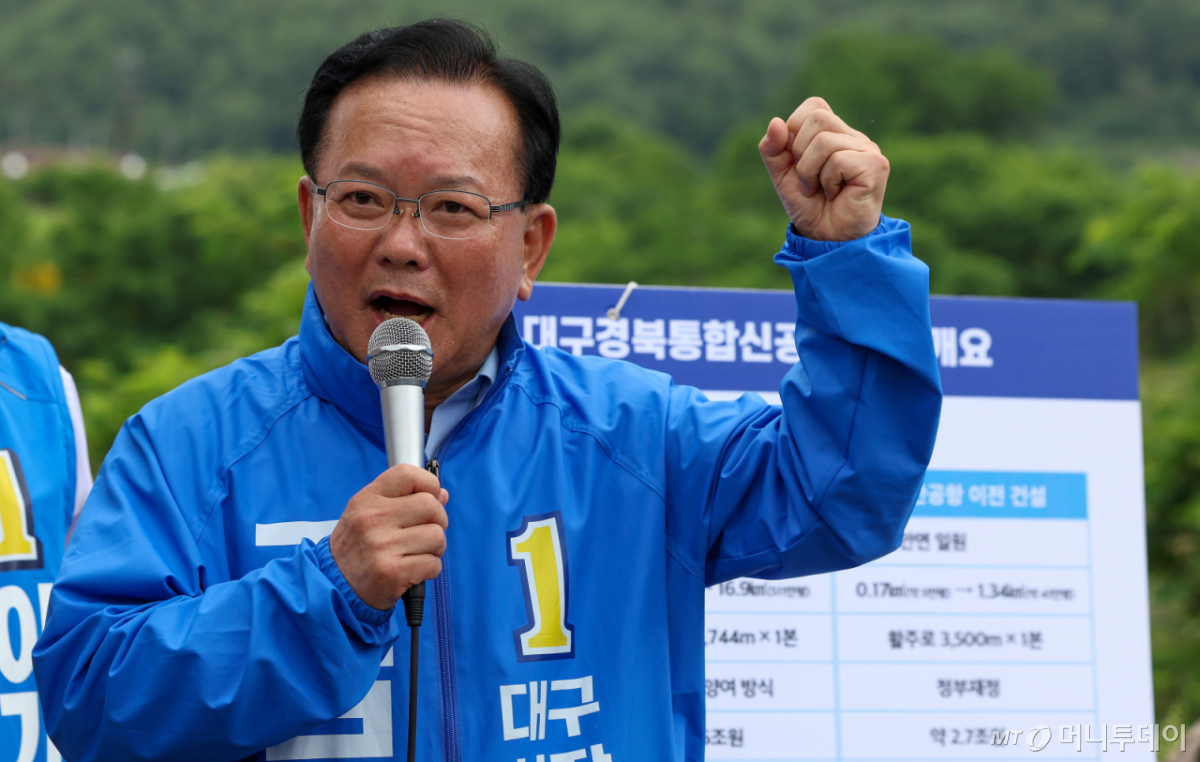김부겸 더불어민주당 대구시장 후보가 28일 오전 대구 군위군 소보면 내의리 대구경북통합신공항 건설 예정 부지를 찾아 브리핑을 하고 있다. /사진=뉴스1