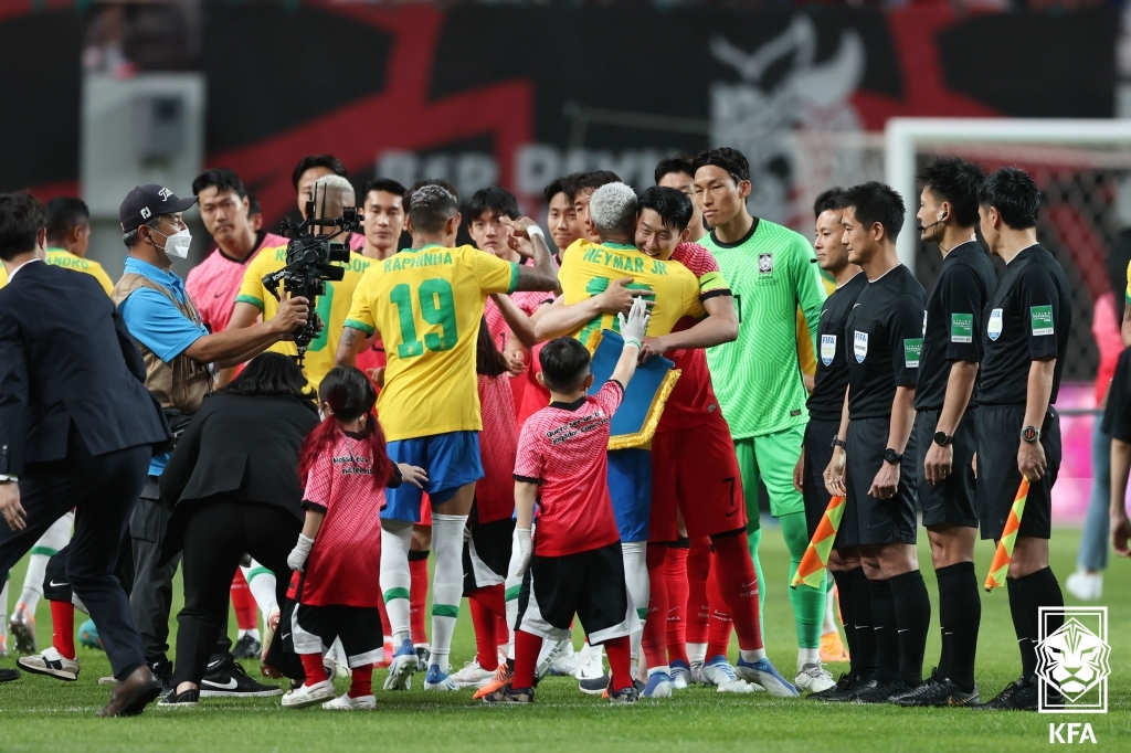 지난 2022년 6월 평가전 당시 네이마르와 포옹하고 있는 손흥민. /사진=대한축구협회 제공