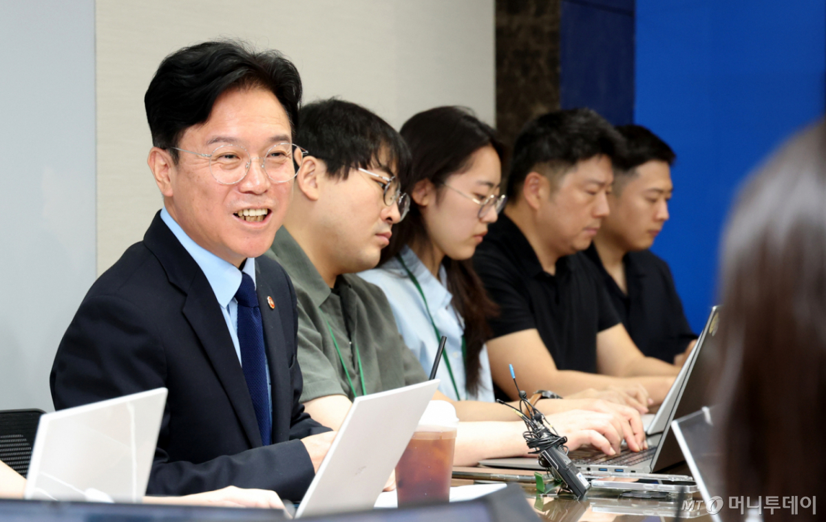 (세종=뉴스1) 김기남 기자 = 김영훈 고용노동부 장관이 27일 세종시 정부세종청사 고용노동부 기자실에서 열린 출입기자단 차담회에서 발언하고 있다. 2026.5.27/뉴스1 Copyright © 뉴스1. All rights reserved. 무단 전재 및 재배포, AI학습 이용 금지. /사진=(세종=뉴스1) 김기남 기자
