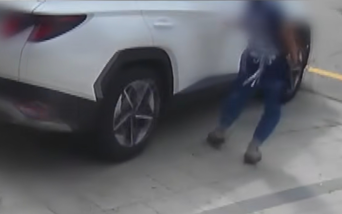 흰색 SUV는 후진을 하다 뒤에 있던 한 중식당 매장 전면 유리창을 깨뜨렸다. 놀란 직원이 밖으로 나오자 SUV는 앞으로 움직였고, 직원은 이를 잡아세우려고 차량을 붙잡고 조수석 문을 열려고 시도했다/사진=JTBC '사건반장'