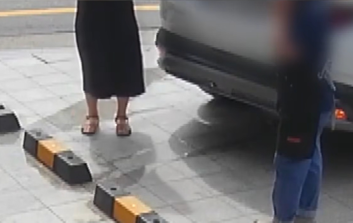 흰색 SUV 운전자가 내려서 직원과 마주한 모습/사진=JTBC '사건반장'