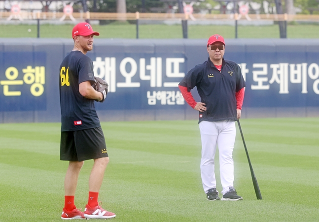 2024년 8월 라우어(왼쪽)을 지켜보는 이범호 감독. /사진=KIA 타이거즈