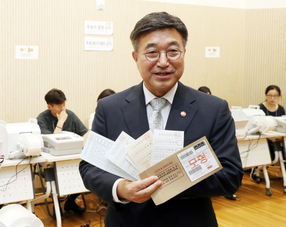 윤호중 행정안전부 장관이 제9회 전국동시지방선거 사전투표를 하루 앞둔 28일 서울 종로구 사직동 주민센터에 설치된 사전투표소를 방문해 현장을 점검하고 있다. /사진=뉴시스 /사진=