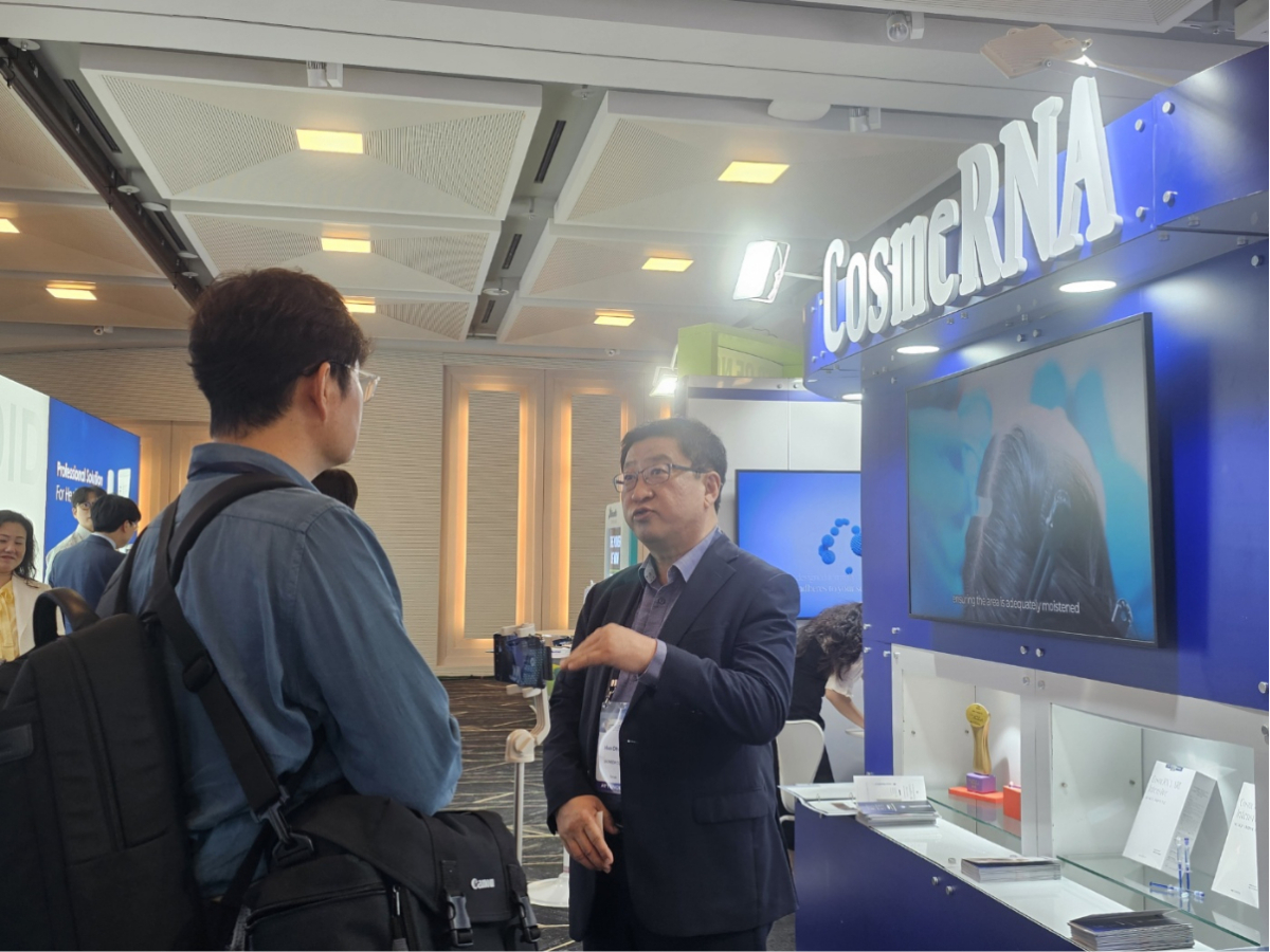 지난 28일부터 오는 31일까지 서울 강남구 코엑스에서 열리는 '제14차 세계모발학회'(WCHR 2026)에 마련된 바이오니아의 코스메르나(CosmeRNA) 전시 부스 현장./사진제공=바이오니아
