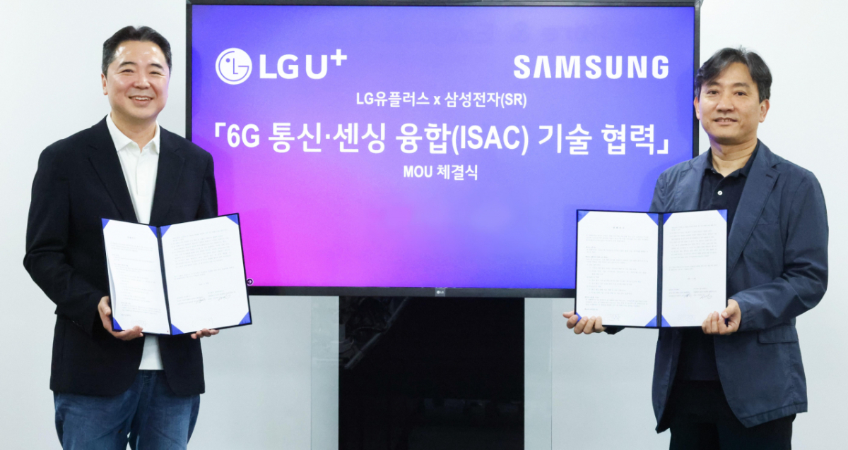 지난 27일 오전 서울 강서구 LG사이언스파크 마곡사옥에서 열린 협약식에 이상엽 LG유플러스 CTO(왼쪽)와 정진국 삼성리서치 차세대통신연구센터장이 기념촬영을 하는 모습./사진제공=LG유플러스