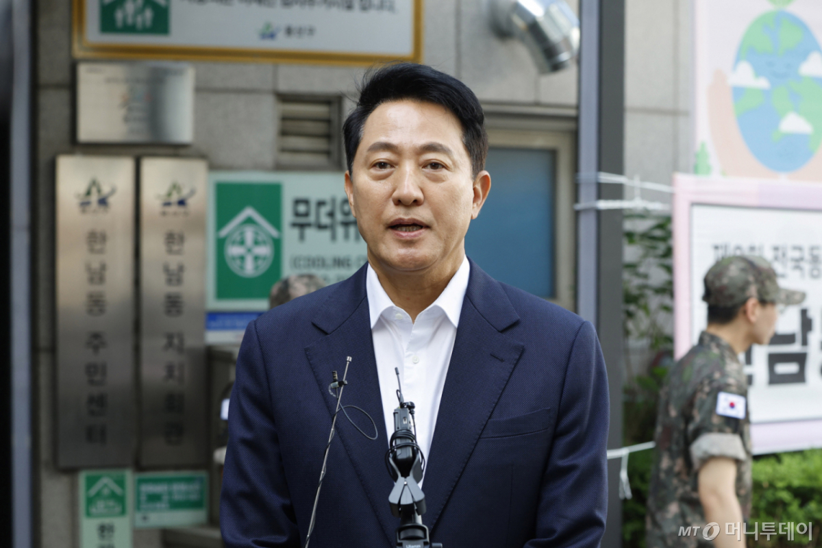 [서울=뉴시스] 김혜진 기자 = 제9회 전국동시지방선거 사전투표일인 29일 서울 용산구 한남동 주민센터에 마련된 사전투표소에서 오세훈 국민의힘 서울시장 후보가 투표를 마치고 취재진의 질문에 답하고 있다. (공동취재) 2026.05.29. photo@newsis.com /사진=김혜진
