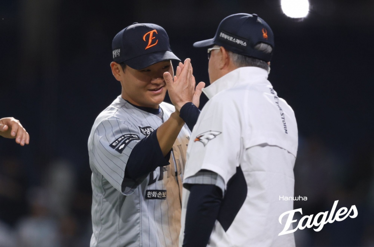 한화 이글스 김태연과 김경문 한화 감독. /사진=한화 이글스 제공