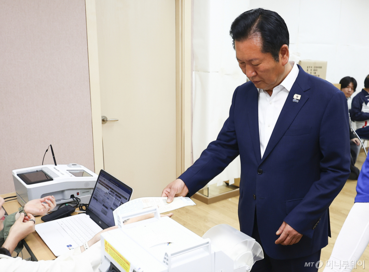 정청래 더불어민주당 대표 겸 총괄상임선거대책위원장이 29일 오전 서울 마포구 성산2동 주민센터에 마련된 제9회 전국동시지방선거 사전투표소에서 투표용지를 받고 있다. /사진=뉴시스