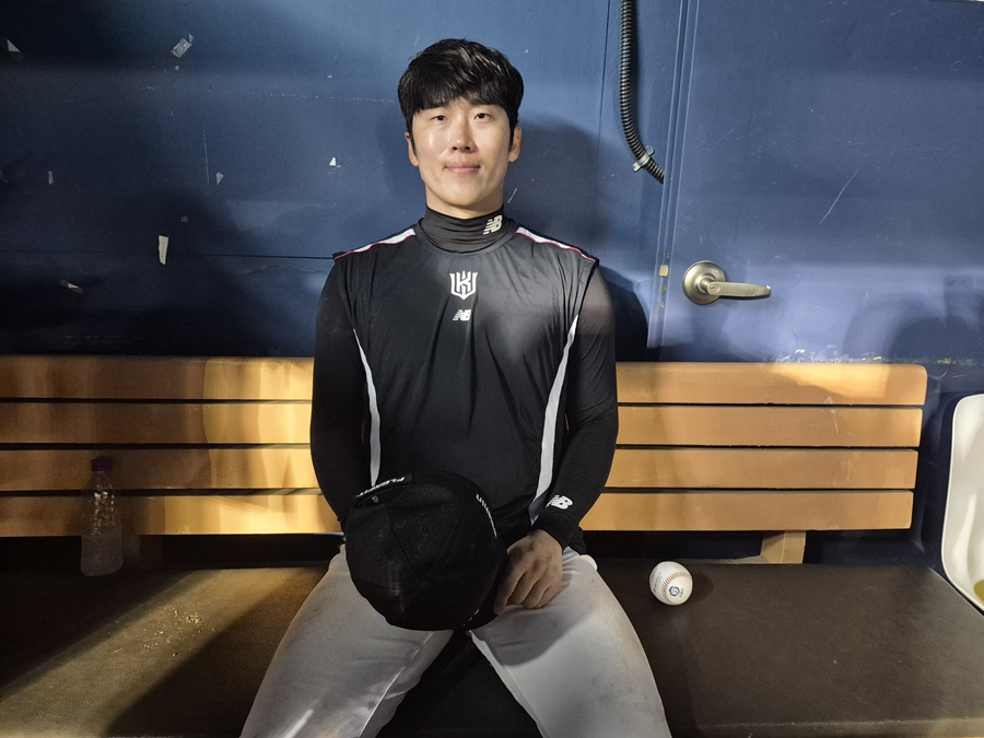 KT 허경민이 지난 26일 잠실 두산전을 마친 뒤 인터뷰하고 있다. /사진=신화섭 기자
