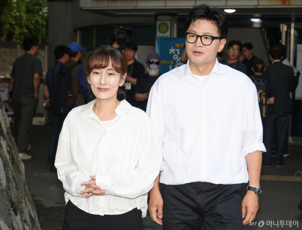 (부산=뉴스1) 윤일지 기자 = 한동훈 무소속 부산 북구갑 국회의원 후보와 아내 진은정 변호사가 6·3 지방선거 및 국회의원 재보궐선거 사전투표 첫날인 29일 오전 부산 북구 만덕제2동행정복지센터에 마련된 사전투표소에서 투표를 한 뒤 이동하고 있다. (공동취재) 2026.5.29/뉴스1  Copyright © 뉴스1. All rights reserved. 무단 전재 및 재배포,  AI학습 이용 금지. /사진=(부산=뉴스1) 윤일지 기자