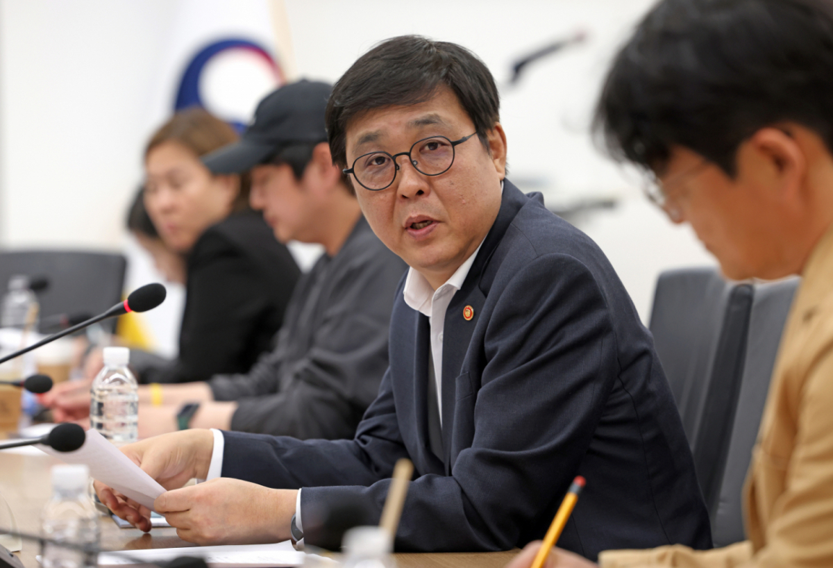 최휘영 문화체육관광부 장관이 지난 6일 서울 종로구 국립현대미술관 서울관에서 열린 문화예술정책자문위원회 영화·영상분과 제3차 회의에서 위원들과 영화·영상 분야 주요 현안과 향후 정책 방향을 논의하고 있다. / 사진제공 = 문화체육관광부