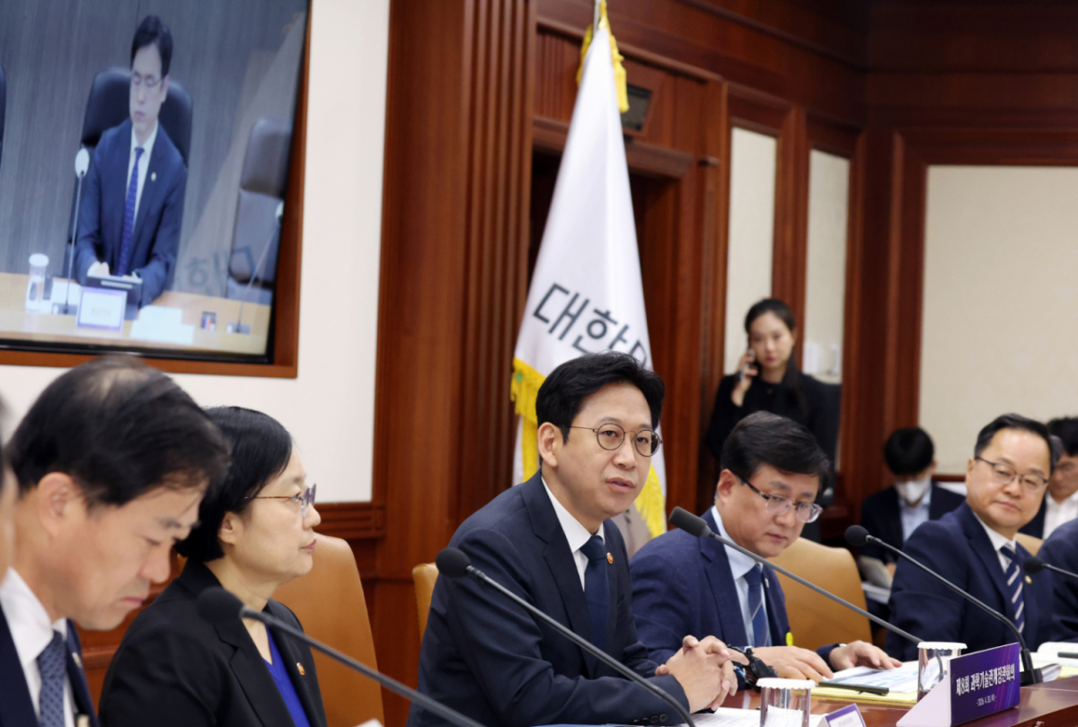배경훈 부총리겸 과학기술정보통신부 장관이 30일 오전 서울 종로구 세종대로 정부서울청사에서 열린 과학기술관계장관회의에서 모두 발언을 하고 있다. 이날 회의에서 참석자들은 AI 대전환 시대 데이터 정책 추진방향 등을 논의했다. /사진=뉴스1