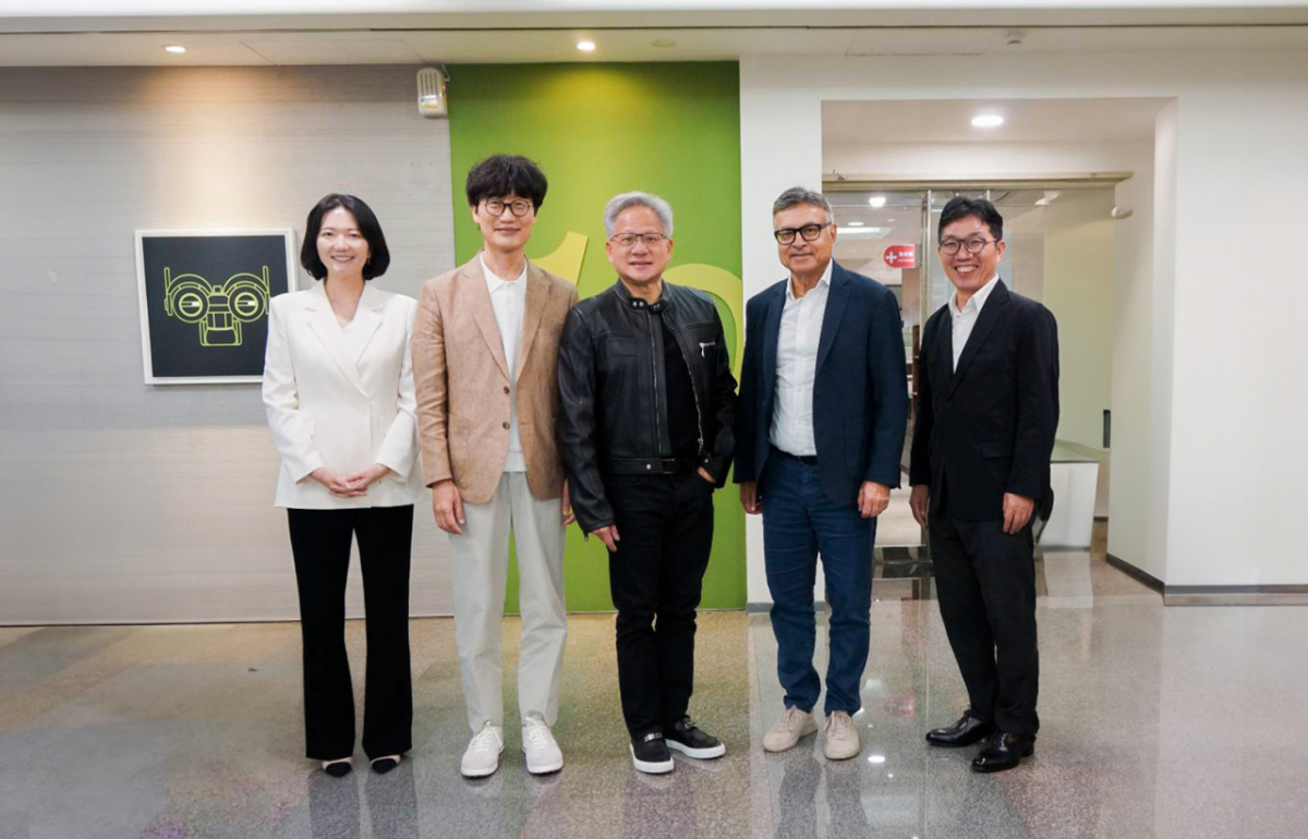 지난해 5월 이해진 의장(왼쪽에서 2번째)과 젠슨 황 엔비디아 CEO(가운데)가 기념촬영을 하고 있다. 2026.05.29./사진=네이버