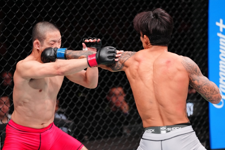 송영재(오른쪽)가 아오이 진에게 왼손 스트레이트를 날리고 있다. /사진=UFC 제공