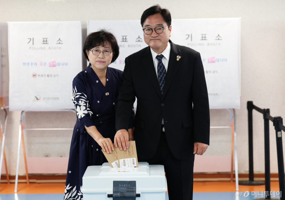 퇴임을 앞둔 우원식 국회의장과 부인 신경혜 여사가 제9회 전국동시지방선거 사전투표 첫날인 29일 오전 서울 용산구 한남동주민센터에 마련된 사전투표소에서 한 표를 행사하고 있다. /사진=뉴스1