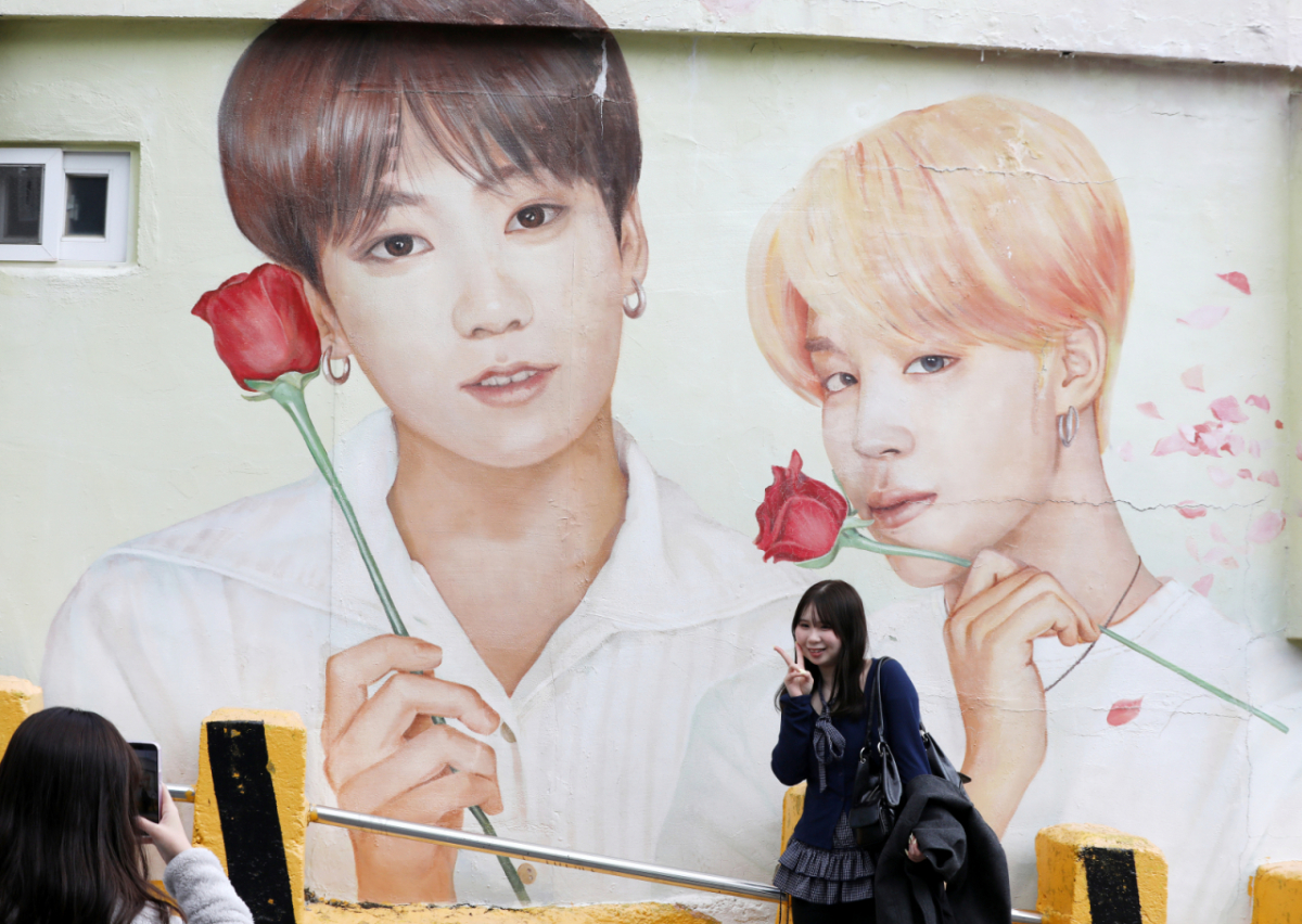 방탄소년단(BTS) 컴백 공연을 이틀 앞둔 19일 부산 서구 감천문화마을에서 외국인 관광객들이 부산이 고향인 BTS 멤버 정국·지민이 그려진 대형 벽화를 배경으로 기념촬영을 하고 있다. /사진=뉴스1 Copyright © 뉴스1. All rights reserved. 무단 전재 및 재배포, AI학습 이용 금지. /사진=(부산=뉴스1) 윤일지 기자