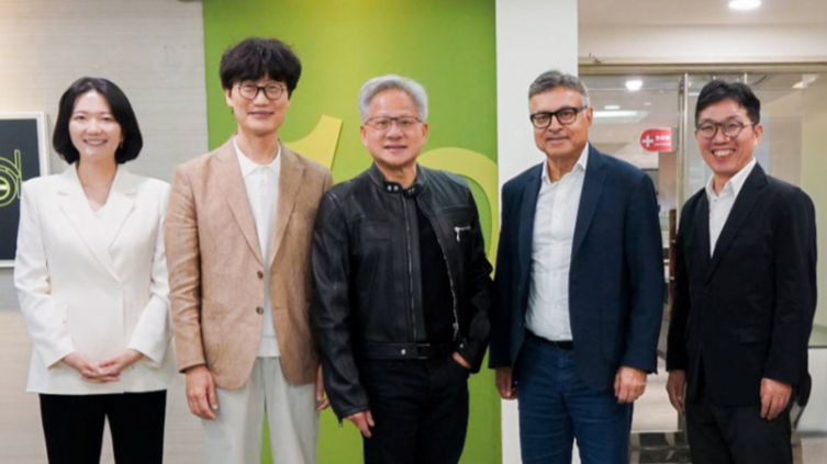 지난해 5월 이해진 의장(왼쪽에서 2번째)과 젠슨 황 엔비디아 CEO(가운데)가 기념촬영을 하고 있다. 2026.05.29./사진=네이버