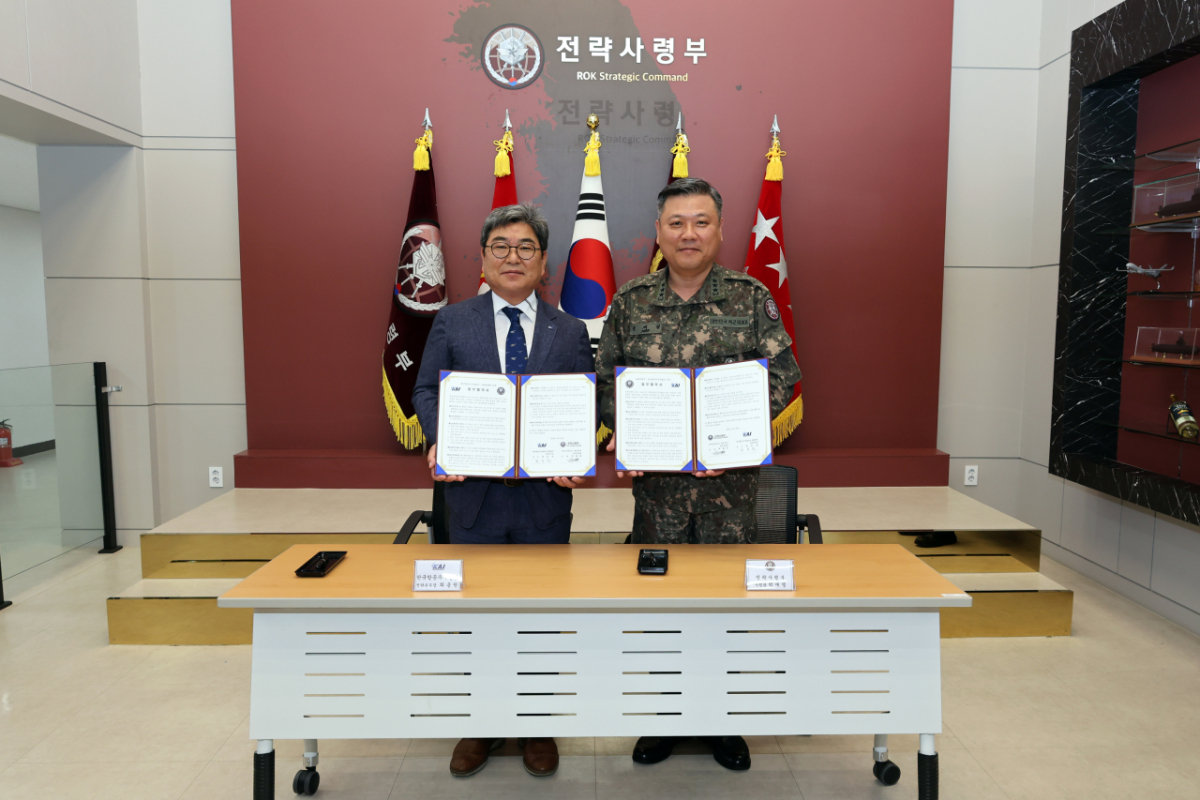 최종원(왼쪽) KAI 전략본부장과 박재열 전략사령관 중장이 29일 상호 전략적 파트너십 구축 및 업무협력 강화를 위한 업무협약을 체결하고 기념촬영을 하고 있다./사진=KAI