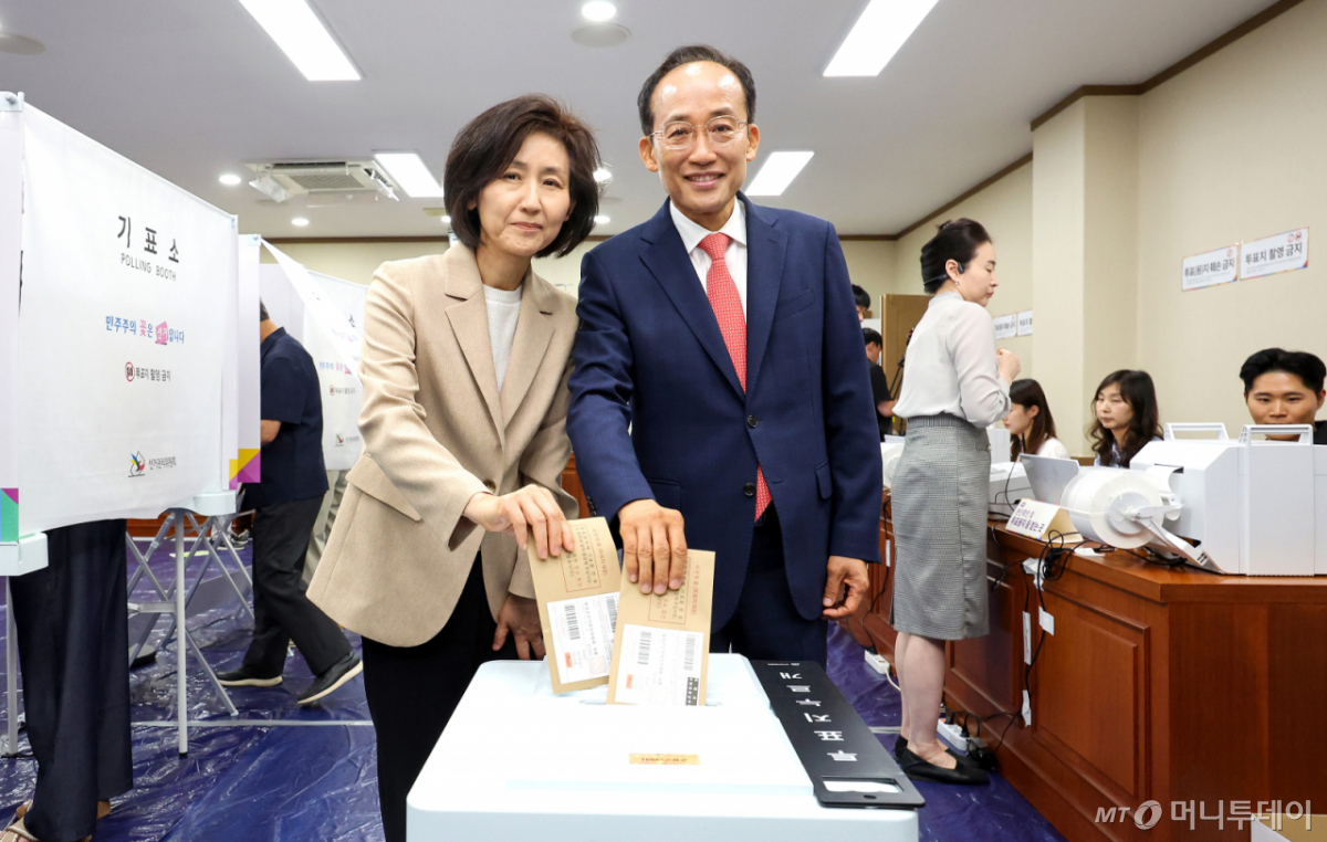 [대구=뉴시스] 이무열 기자 = 추경호 국민의힘 대구시장 후보와 부인 김희경씨가 제9회 전국동시지방선거 사전투표 첫날인 29일 대구 수성구 범어1동 사전투표소에서 투표하고 있다. 2026.05.29. lmy@newsis.com /사진=이무열