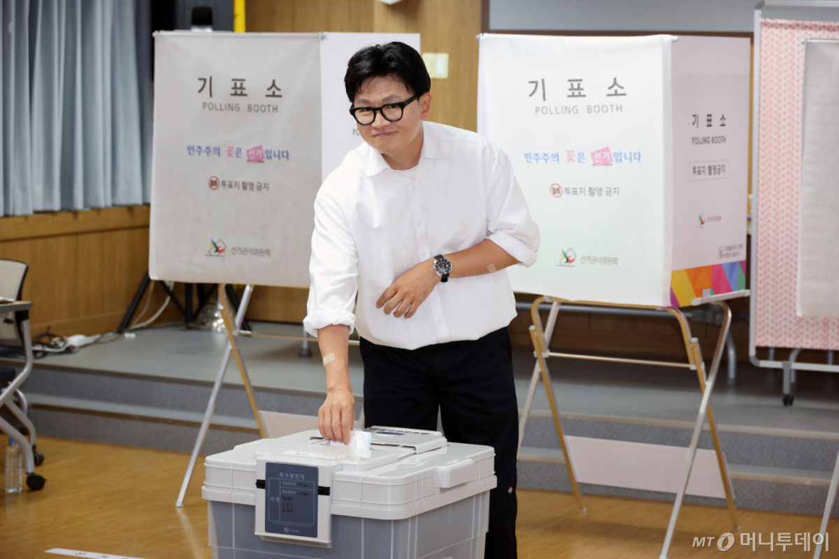 한동훈 무소속 부산 북구갑 국회의원 후보가 6·3 지방선거 및 국회의원 재보궐선거 사전투표 첫날인 29일 오전 부산 북구 만덕제2동행정복지센터에 마련된 사전투표소에서 투표를 하고 있다. /사진=뉴스1